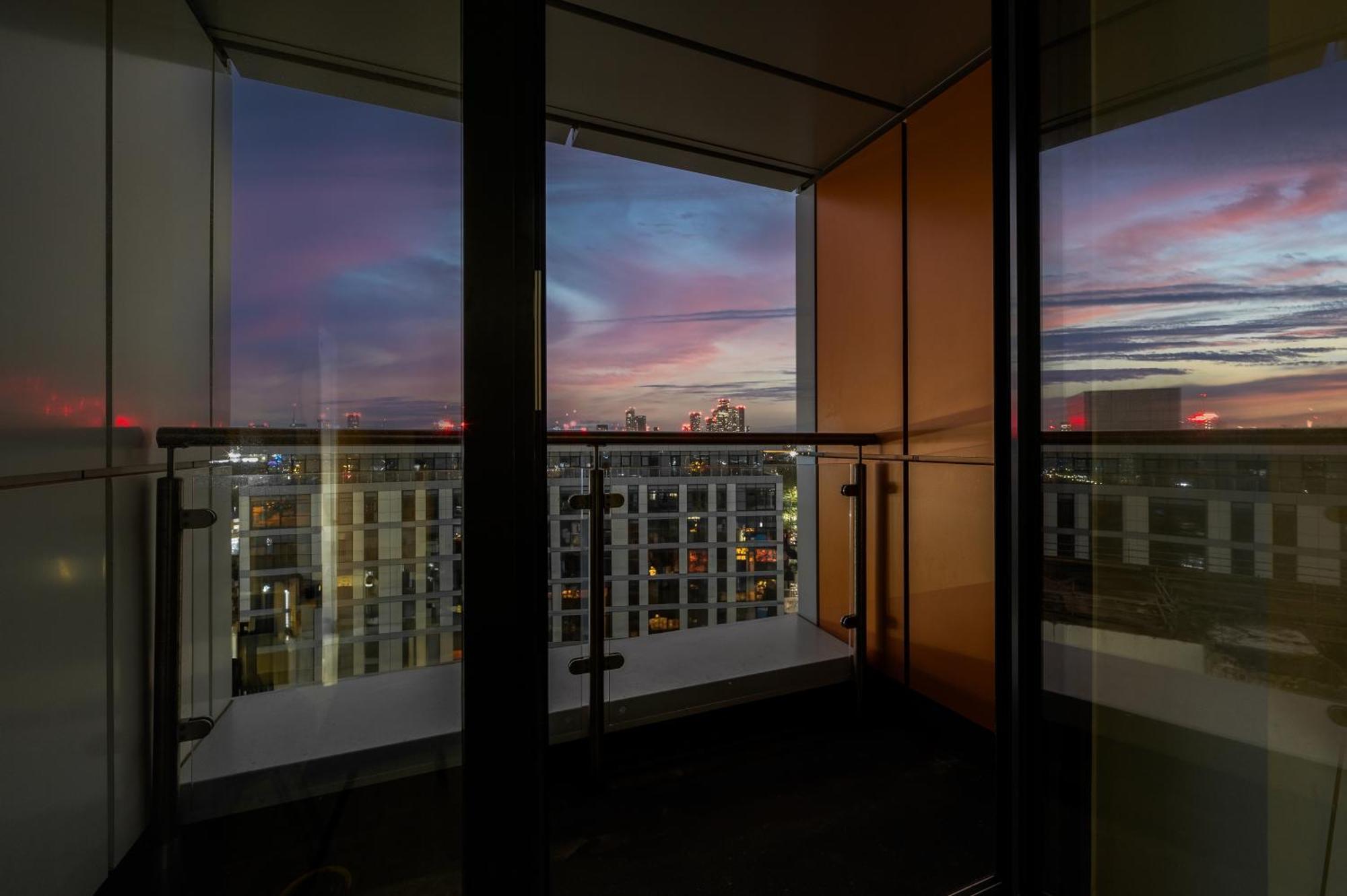 Stylish & Spacious Salford Quays One Bedroom High Floor Apartment With Balcony Manchester Esterno foto
