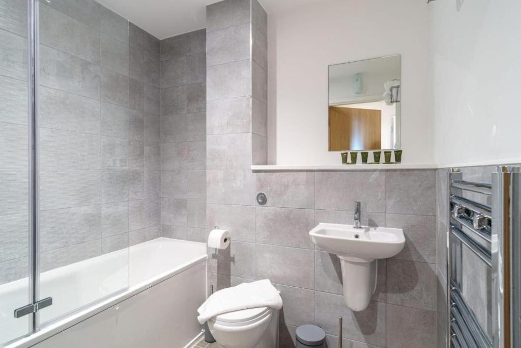 Stylish & Spacious Salford Quays One Bedroom High Floor Apartment With Balcony Manchester Esterno foto