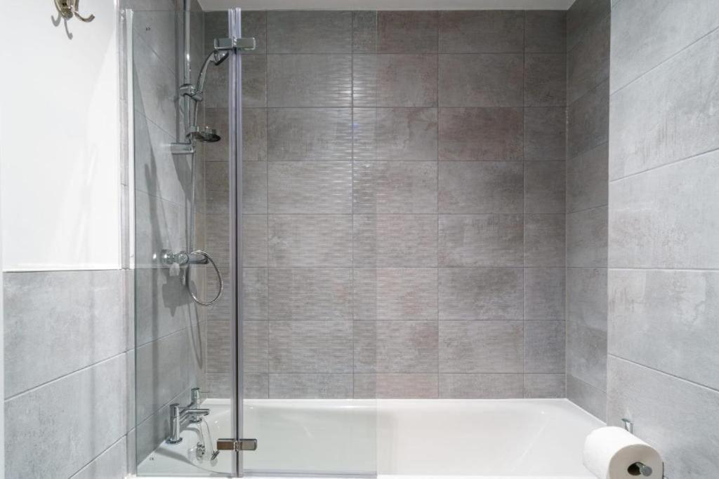 Stylish & Spacious Salford Quays One Bedroom High Floor Apartment With Balcony Manchester Esterno foto